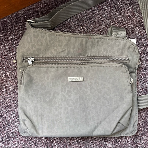 Baggallini Leopard Print Crossbody Bag - Picture 1 of 9